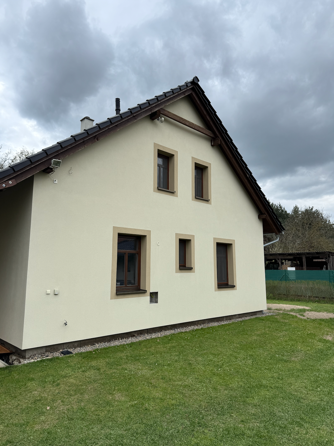 Čištění fasády rodinného domu metodou Soft Wash — po