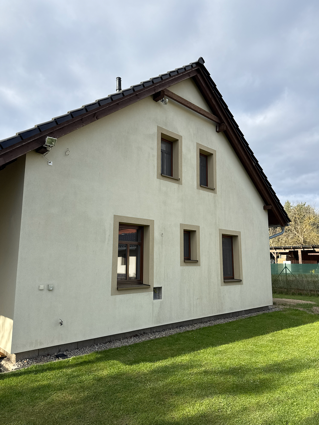 Čištění fasády rodinného domu metodou Soft Wash — před